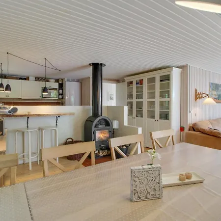 Blazo - 400m From The Sea By Interhome Hals
